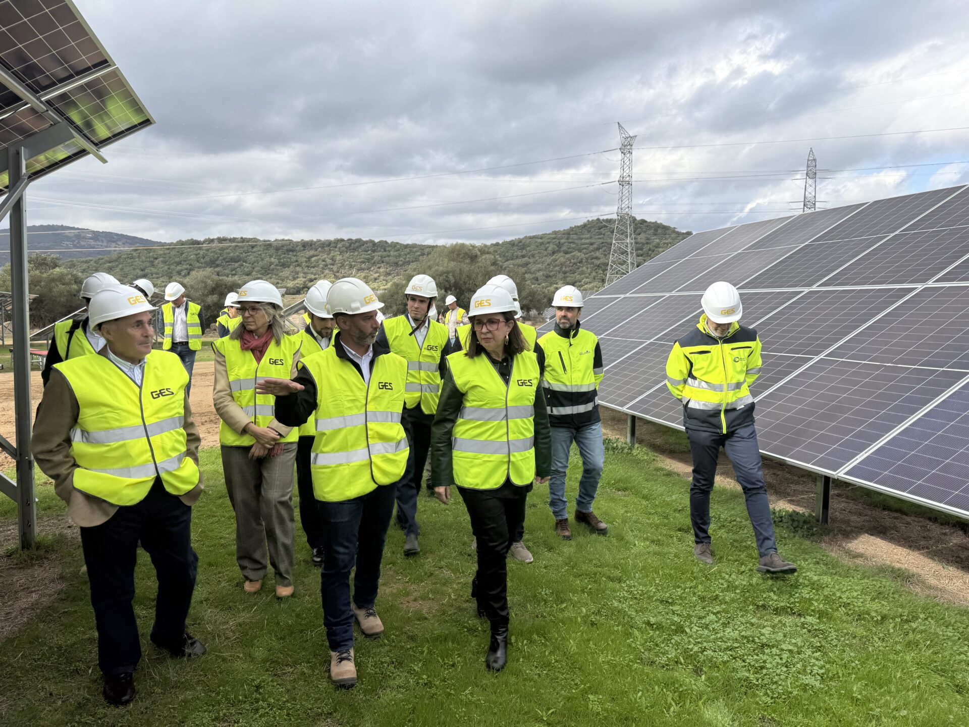 Mercedes Morán acude a la instalación del último módulo de la planta fotovoltaica ‘El Corchito’ para la empresa Siderúrgica Balboa