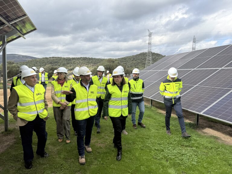 Mercedes Morán acude a la instalación del último módulo de la planta fotovoltaica ‘El Corchito’ para la empresa Siderúrgica Balboa