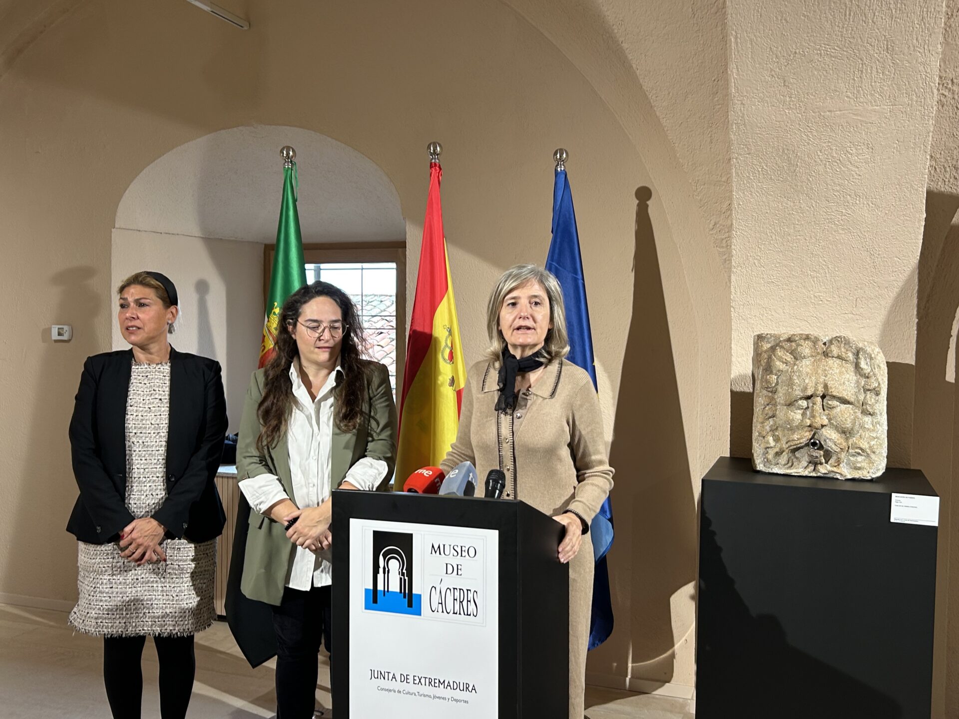 El Museo de Cáceres incorpora un mascarón de granito del siglo XVI a su colección permanente en la Casa de los Caballos