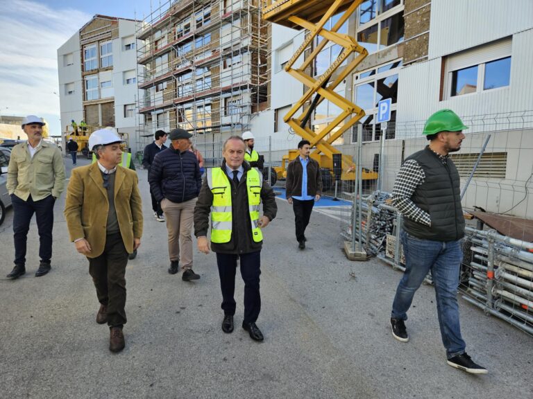 Las obras de rehabilitación energética de 60 viviendas públicas en el barrio Cerro de Reyes de Badajoz finalizarán en el primer trimestre de 2026