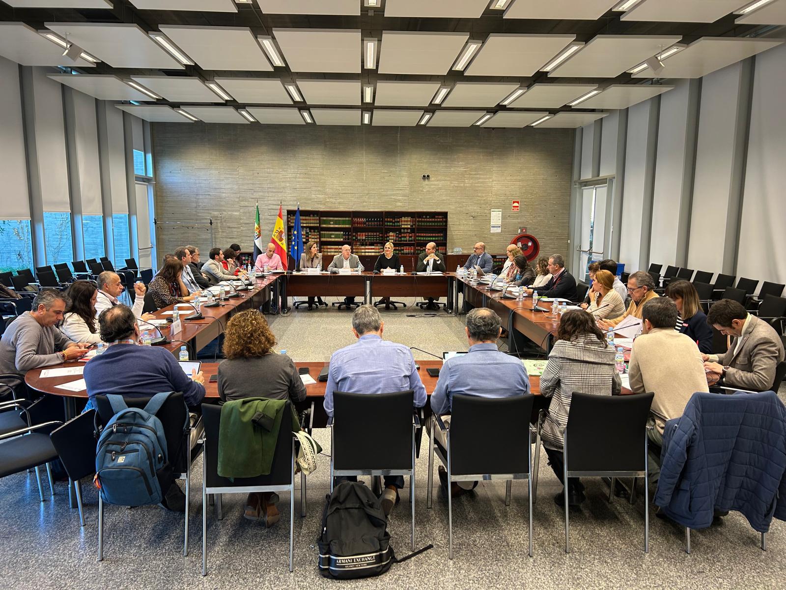 La Junta de Extremadura presenta la mayor Oferta Pública de Empleo desde hace más de 10 años con un total de 2.376 plazas