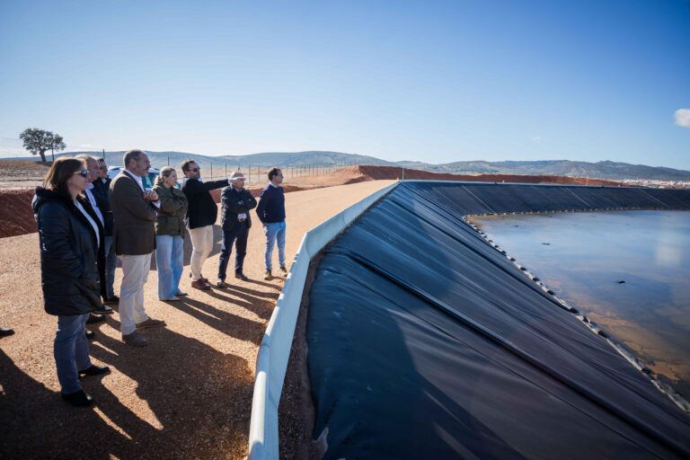 La presidenta de la Junta de Extremadura visita el regadío de Monterrubio de la Serena tras la recepción de las obras