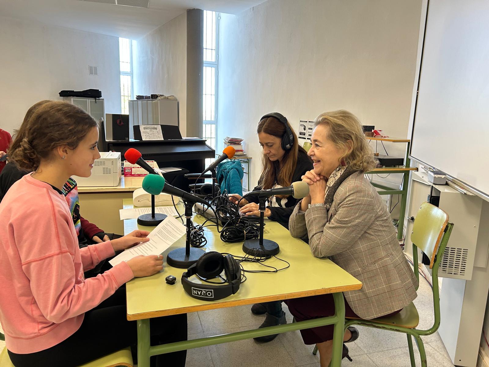 La consejera de Educación visita Castuera y destaca la implantación del programa ‘Ayuda entre iguales’ para prevenir el acoso y el ciberacoso en las aulas