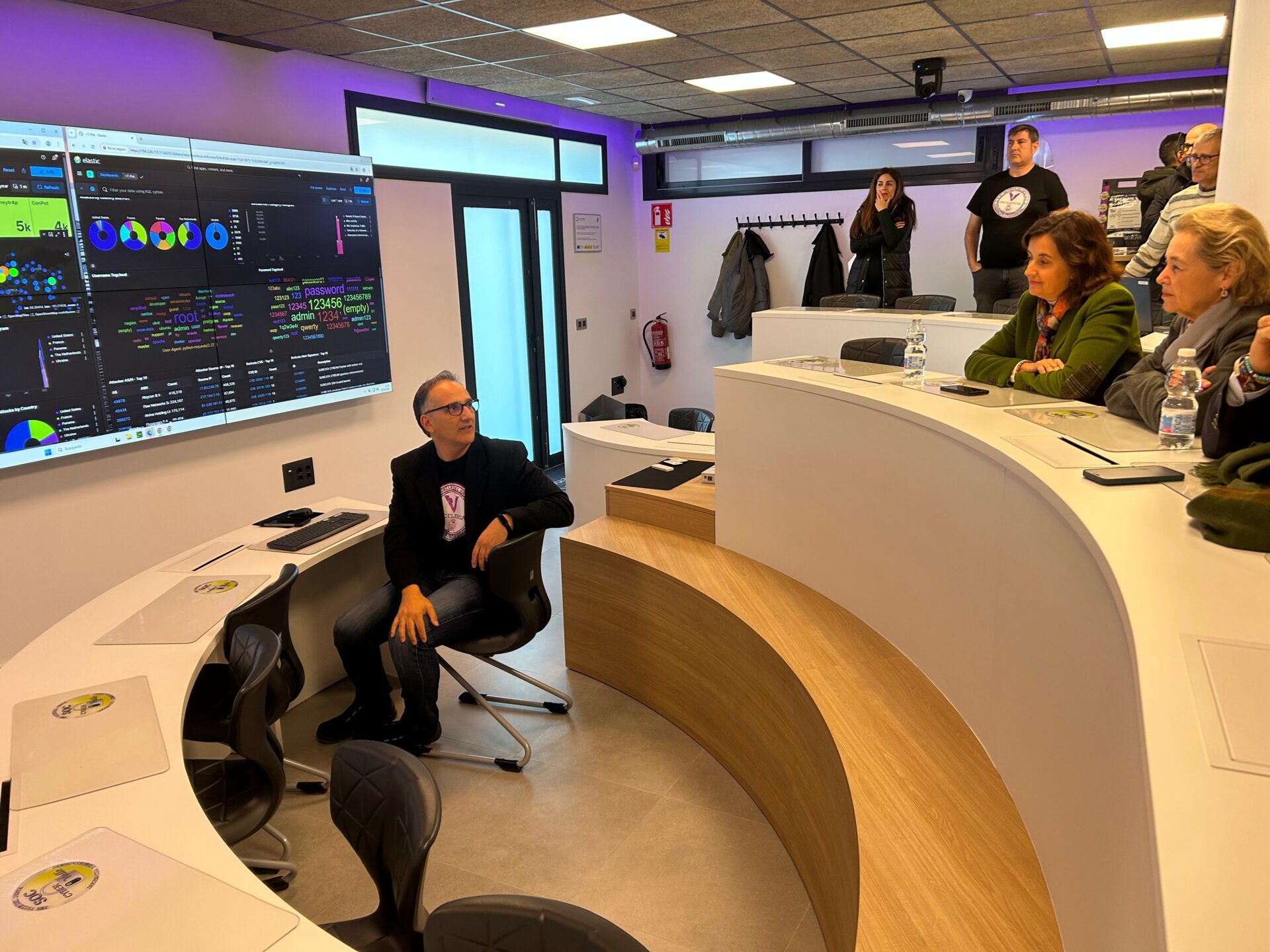 La consejera de Educación visita el IES Valle del Jerte de Plasencia, centro de excelencia en Extremadura en el sector de la ciberseguridad