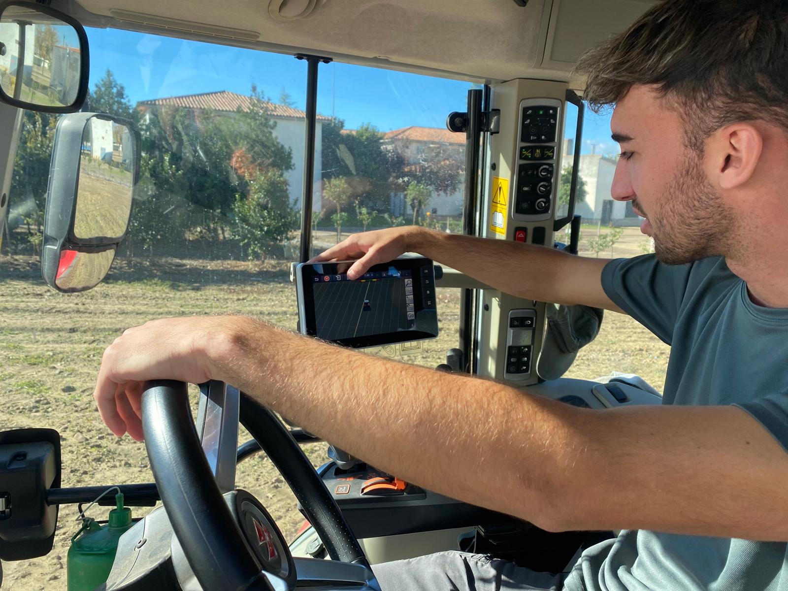 El CFMR de Don Benito pone en servicio una antena de geolocalización para mejorar la aplicación de las nuevas tecnologías en trabajos agrarios