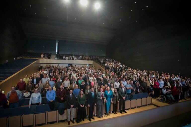 La Junta reconoce la trayectoria de 487 empleados públicos jubilados en un acto de homenaje presidido por María Guardiola