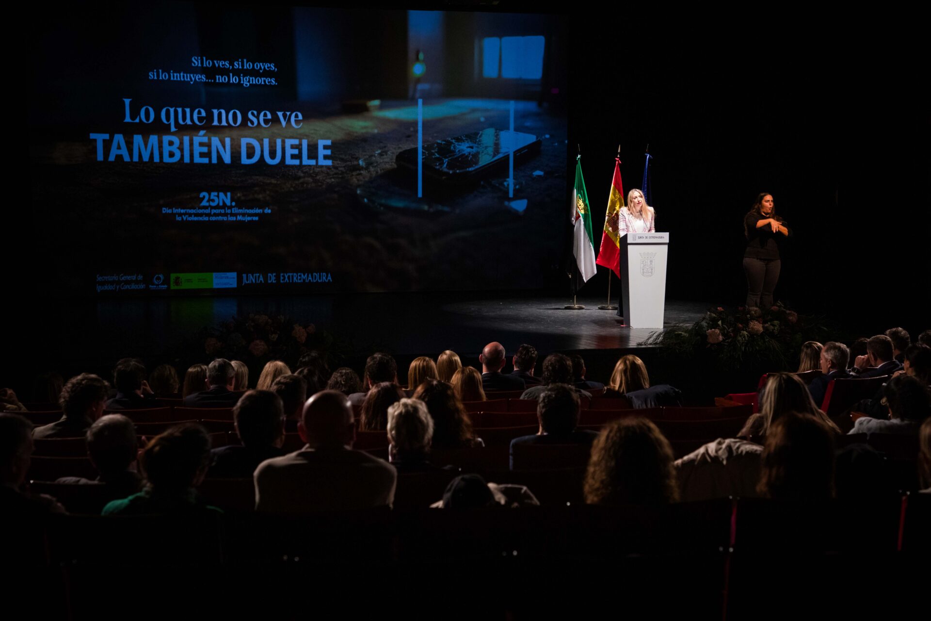 María Guardiola, en el acto por el 25N: “Hoy es un día contra el silencio. Porque cuando la sociedad calla, permite”