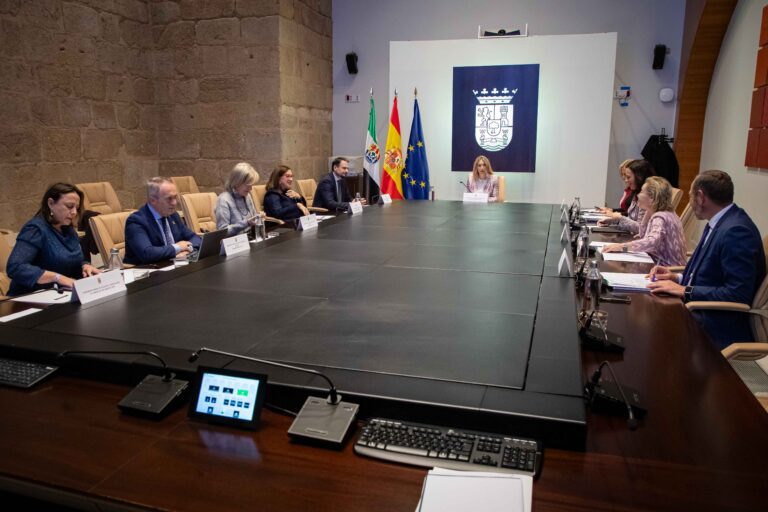 La Junta de Extremadura destinará 8,6 millones de euros para fomentar la inserción laboral en los pueblos a través del programa ATENEO