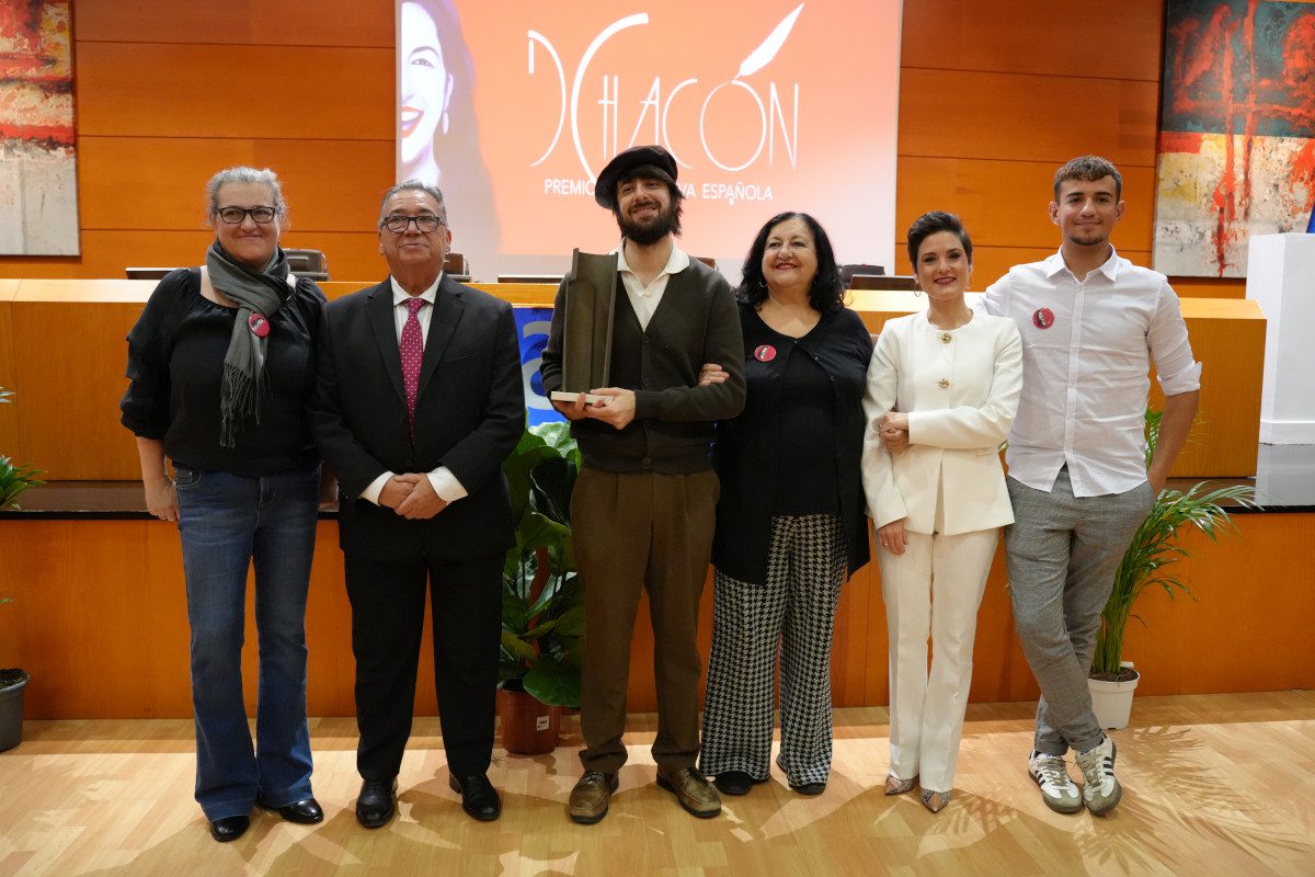 David Uclés recoge el XX Premio Dulce Chacón por ‘La península de las casas vacías’