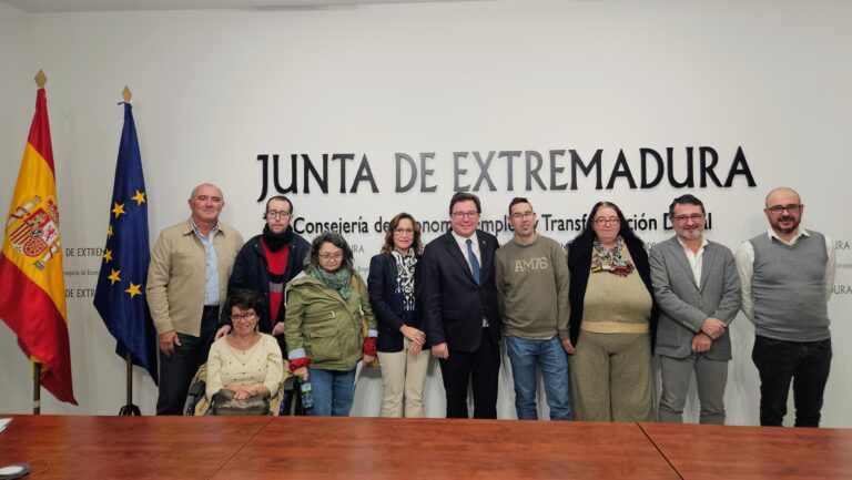 Guillermo Santamaría recibe al equipo de líderes y lideresas de Plena Inclusión Extremadura para avanzar en la inserción laboral de las personas con discapacidad intelectual