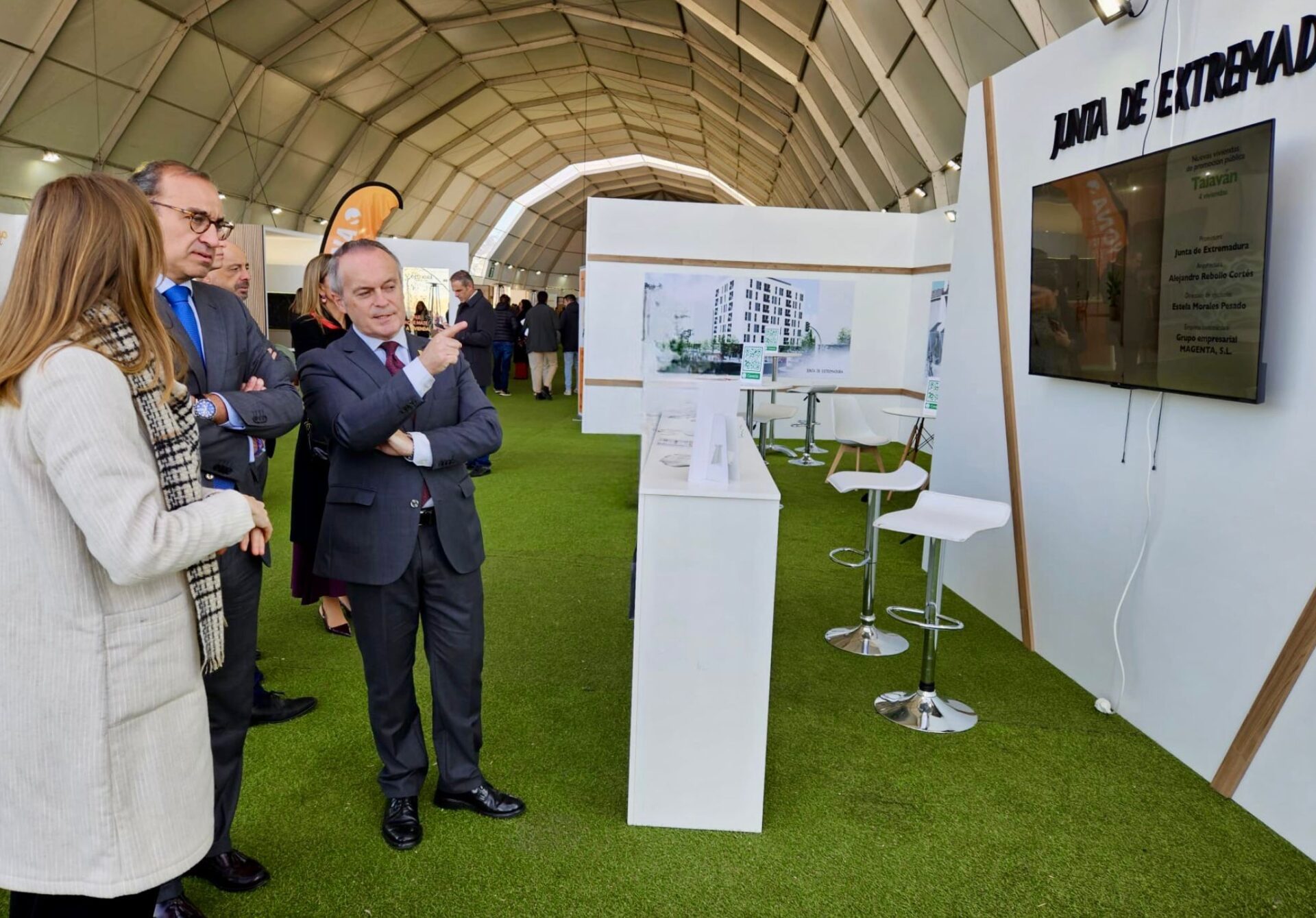 La Junta insta a “escuchar” a todos los agentes implicados para atender las nuevas necesidades en materia de vivienda y urbanismo