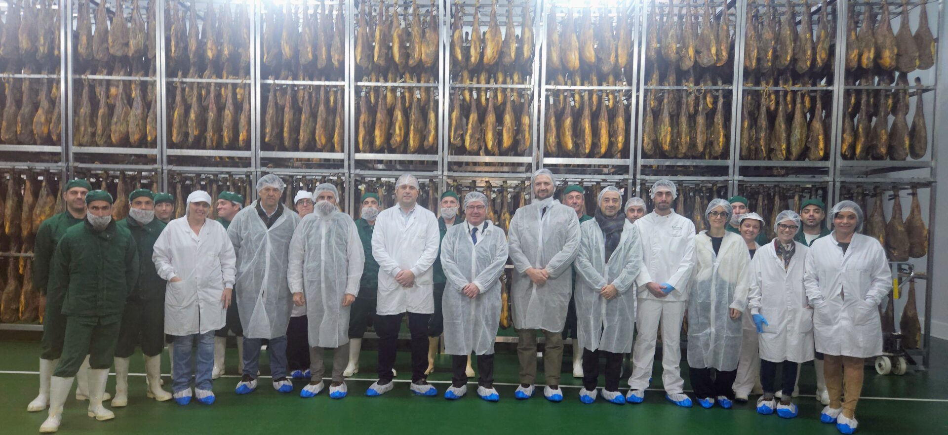 El consejero de Economía destaca el trabajo de la empresa Extrem Puro como generadora de empleo y embajadora de la excelencia extremeña en el mundo