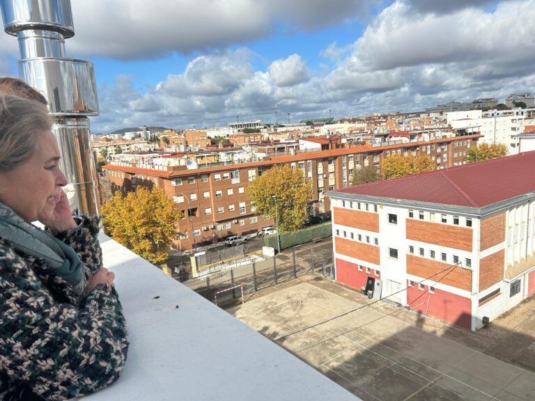 La consejera de Educación visita el IES Emérita Augusta de Mérida tras la finalización de los trabajos de mejora de la eficiencia energética y otras reformas