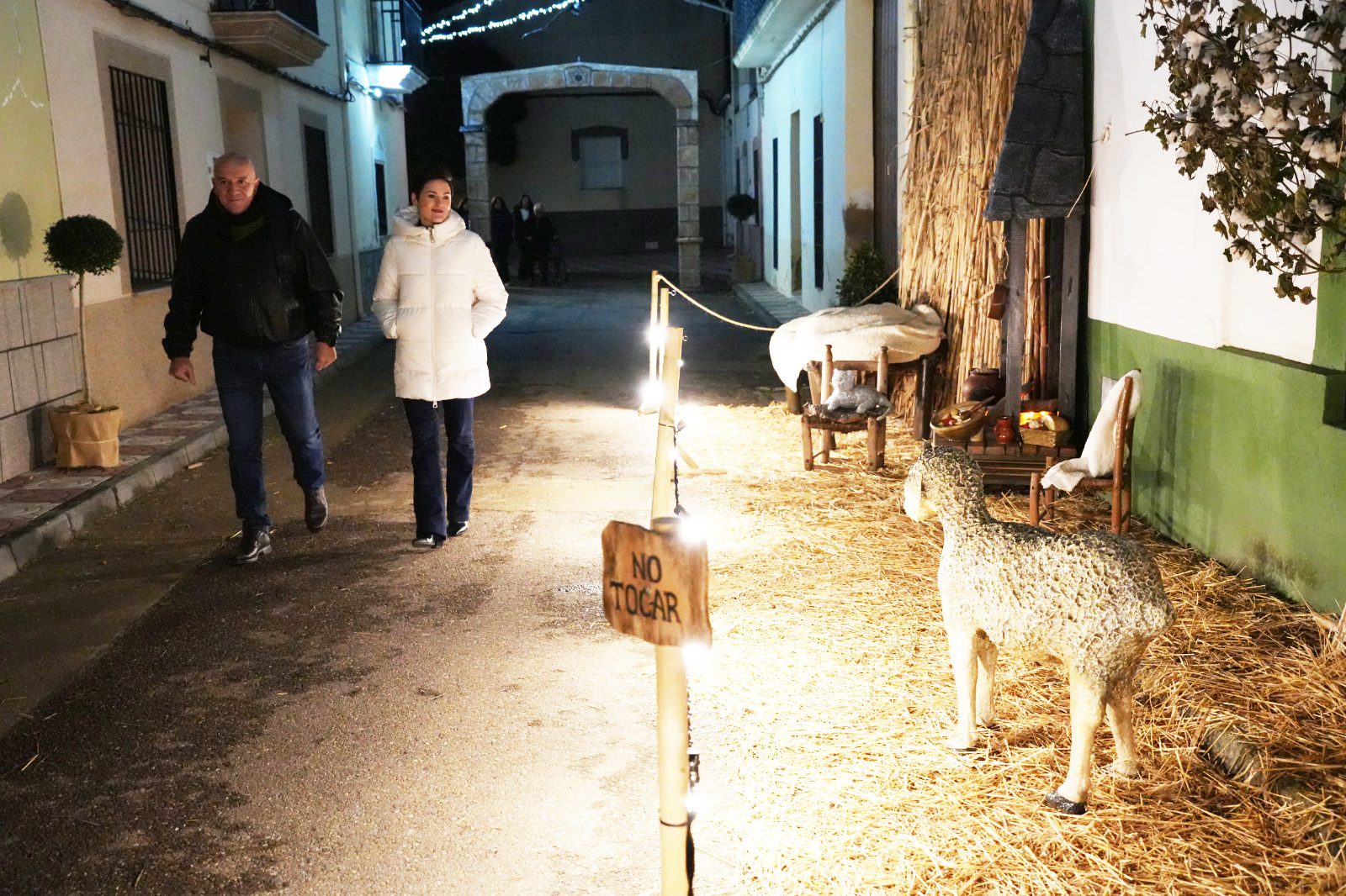 La presidenta de la Diputación de Badajoz asiste a la puesta de largo del Belén artístico ‘La Nacencia’ de Villar de Rena