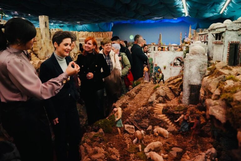 La presidenta de la Diputación de Badajoz inaugura el Belén Artístico de Bodonal de la Sierra, una tradición viva con más de 40 años de historia