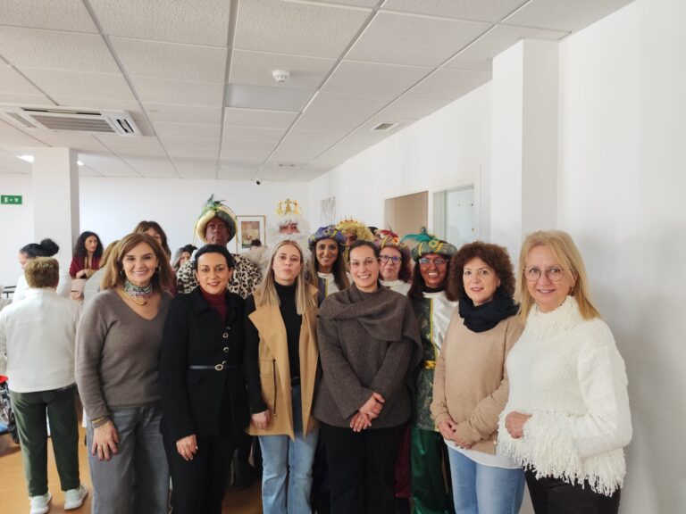Los Reyes Magos del OAR visitan la Residencia de Mayores de Barcarrota en la VI edición de ´Navidad Solidaria´