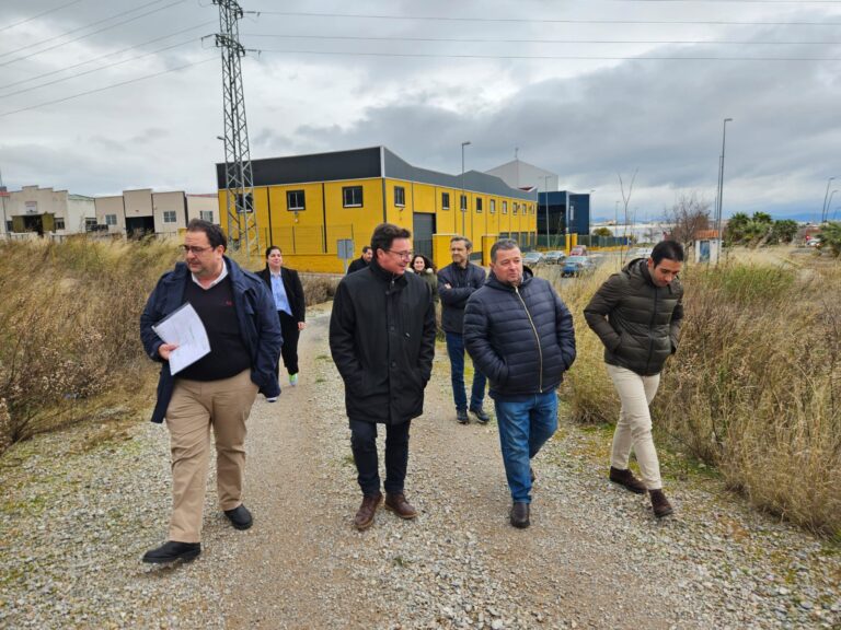 El consejero Santamaría visita la zona de ampliación del polígono industrial de Fuente del Maestre que cuenta con una demanda empresarial del 77 por ciento