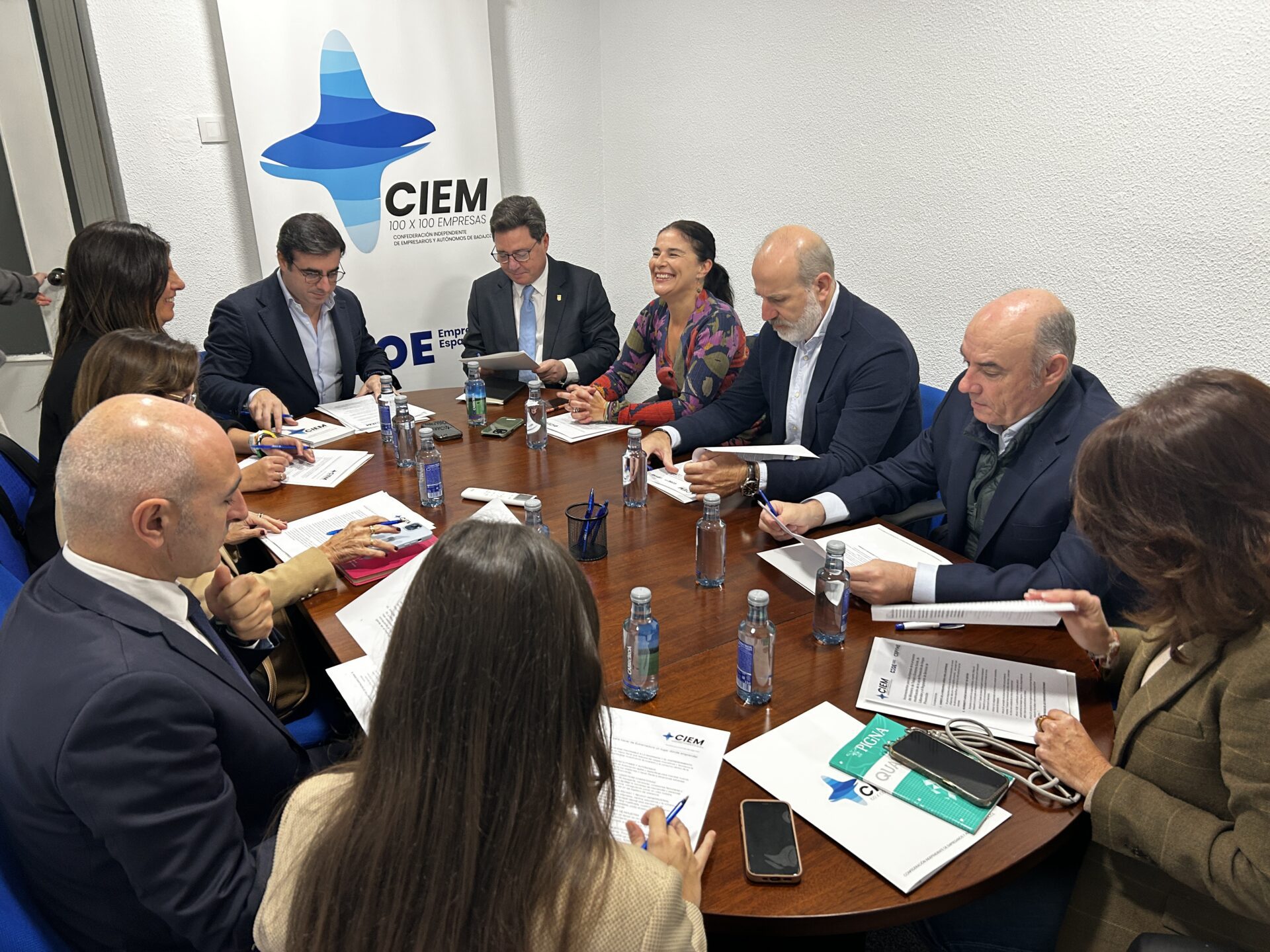 El consejero de Economía destaca la apuesta de la Junta por la colaboración y la escucha con CIEM cuando se cumple un año desde su integración en la CEOE