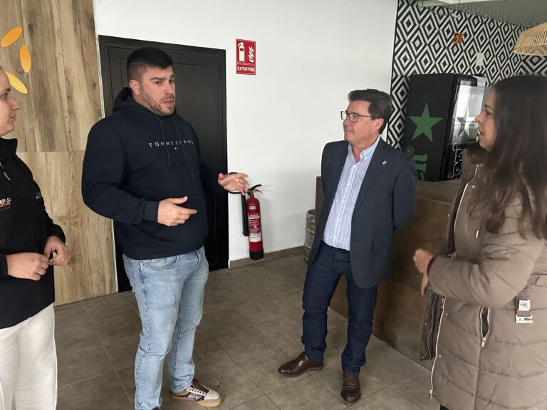 Santamaría destaca que los dos hermanos responsables del Templo de los Arroces son ejemplo de emprendimiento joven en Extremadura