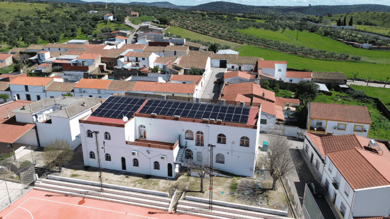 La Diputación de Badajoz entrega a 35 ayuntamientos estudios de potencial fotovoltaico en edificio municipales para promover comunidades energéticas