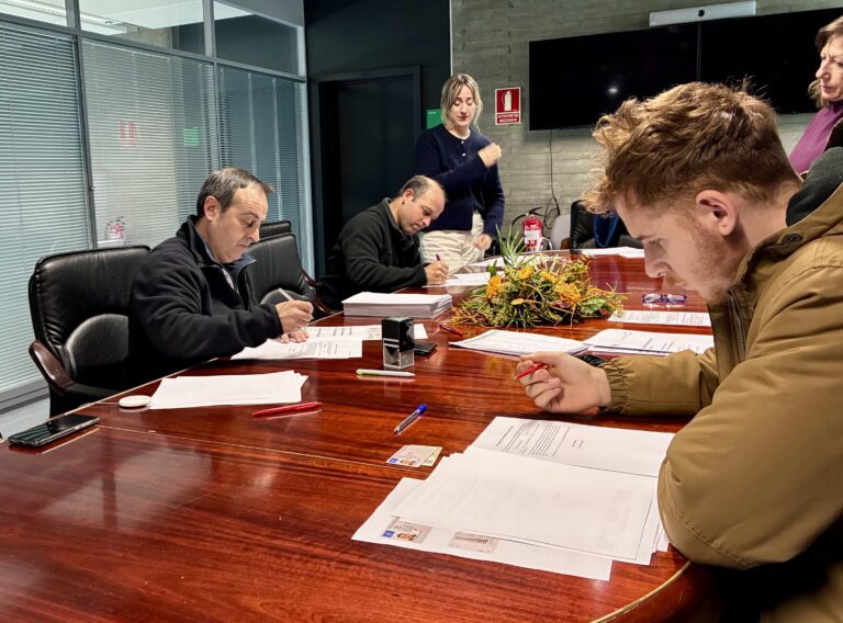 Los 138 bomberos forestales firman sus nuevos contratos para todo el año