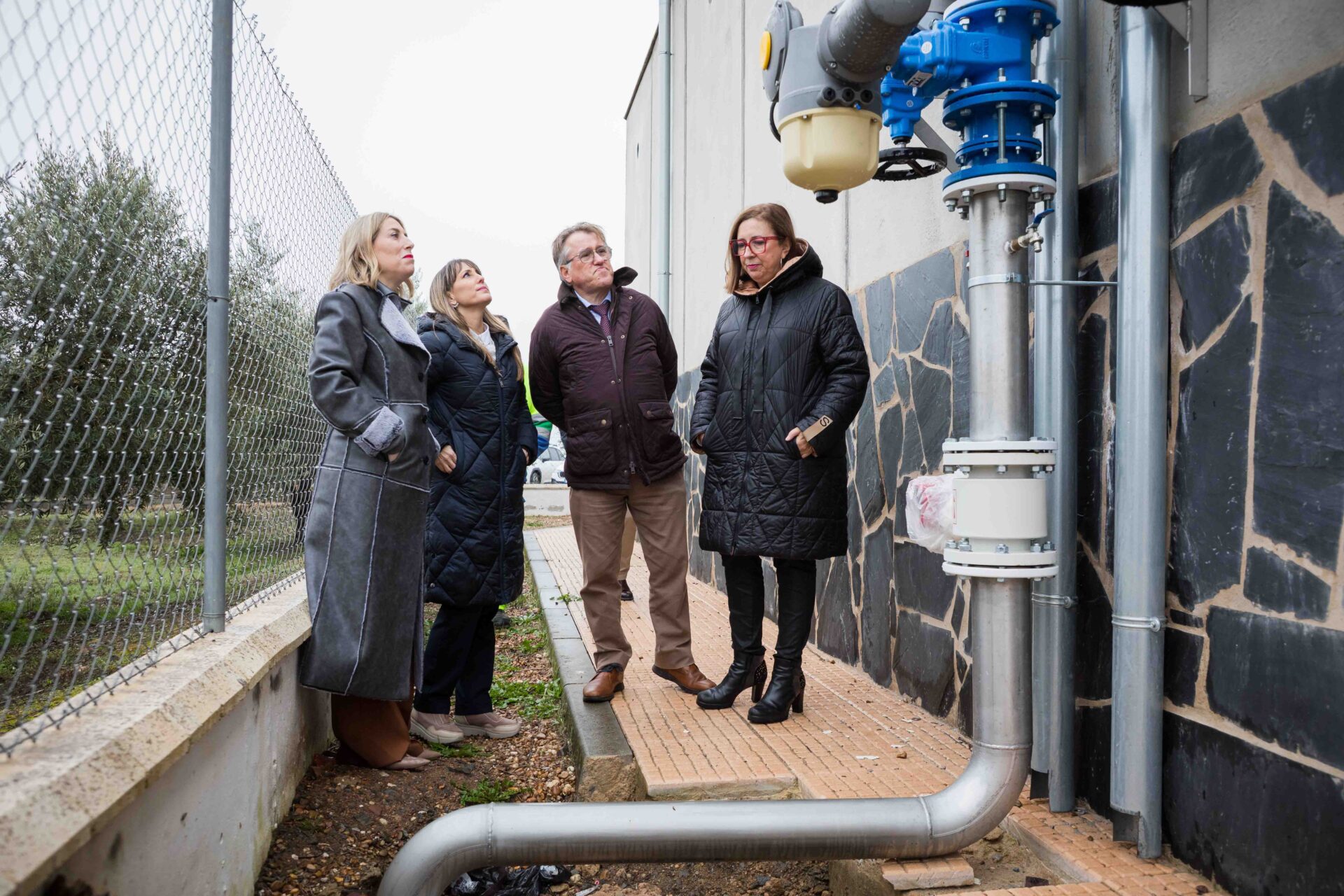 La presidenta de la Junta de Extremadura visita las obras hidráulicas que solventan los problemas de abastecimiento en Valencia del Ventoso