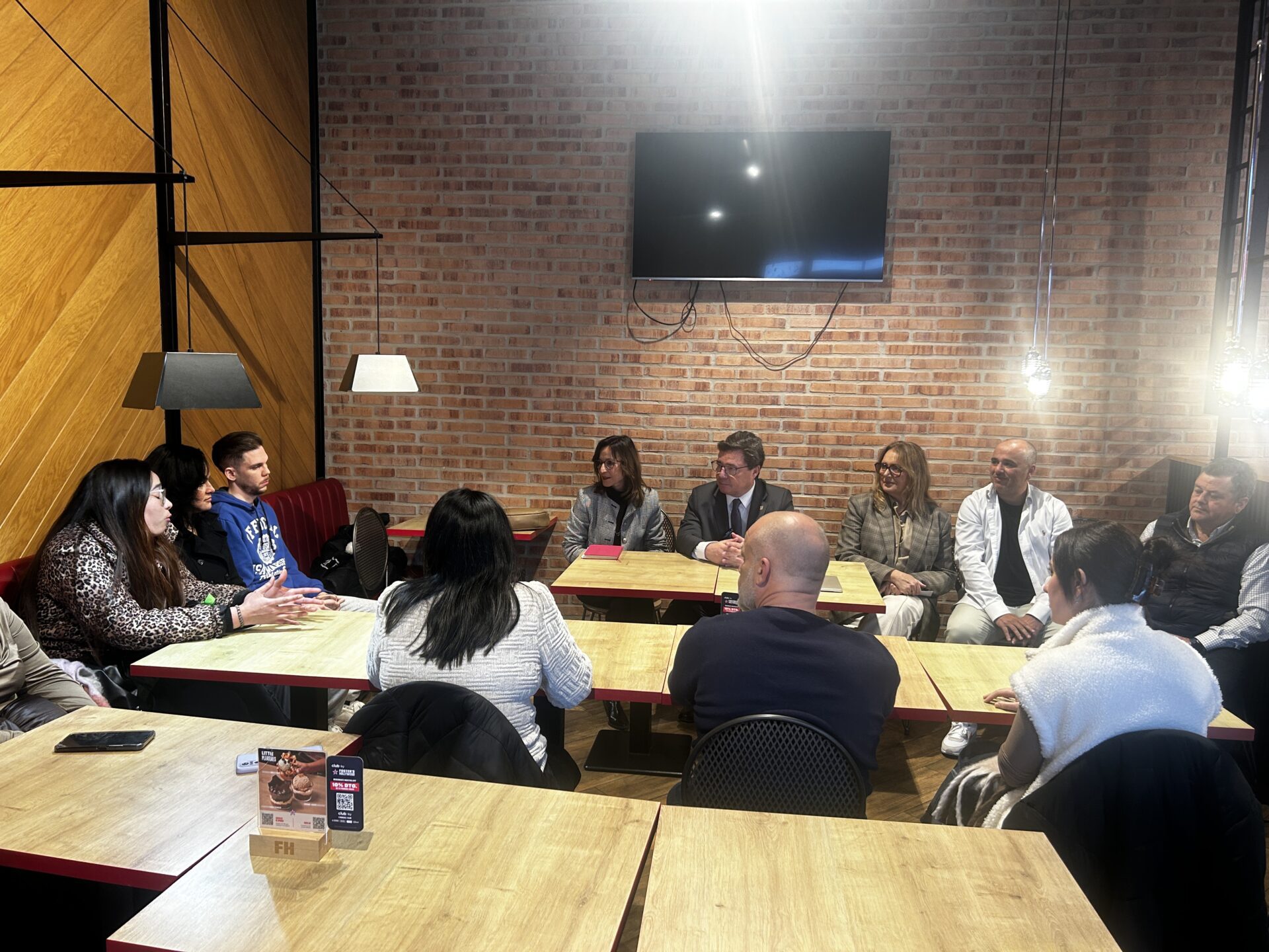 Santamaría destaca las posibilidades laborales del Programa ‘Pasarela Empresa’ durante su visita al Foster’s Mérida, del grupo Bocatex