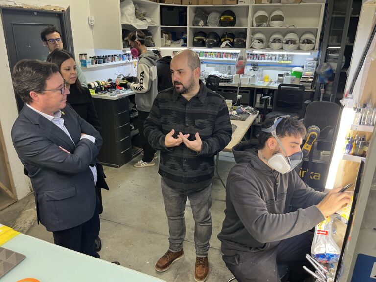 Guillermo Santamaría visita la empresa de cascos de diseño Dave Designs y destaca su capacidad para situar su sello en los grandes circuitos internacionales del motor