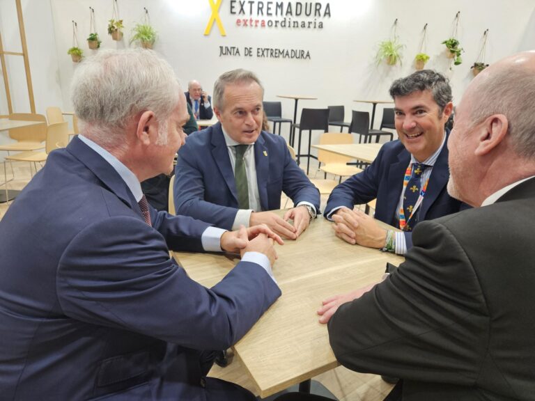 Manuel Martín se reúne con compañías aéreas que operan desde el aeropuerto de Badajoz