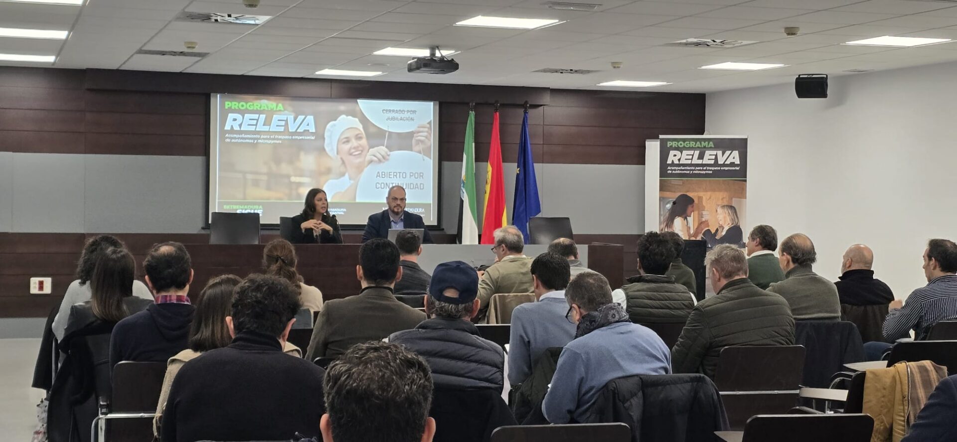 La Junta de Extremadura apoya el relevo empresarial con el Programa RELEVA en una jornada informativa en Badajoz