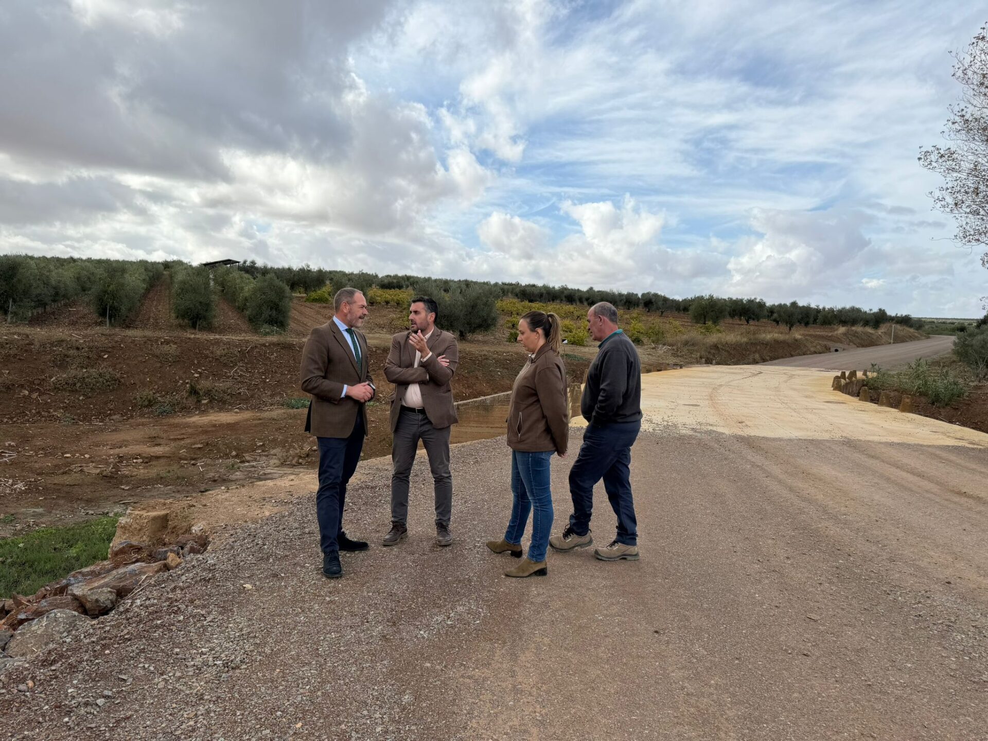 La Junta subvencionará la compra de máquinas de obra pública para que los pueblos arreglen sus caminos rurales