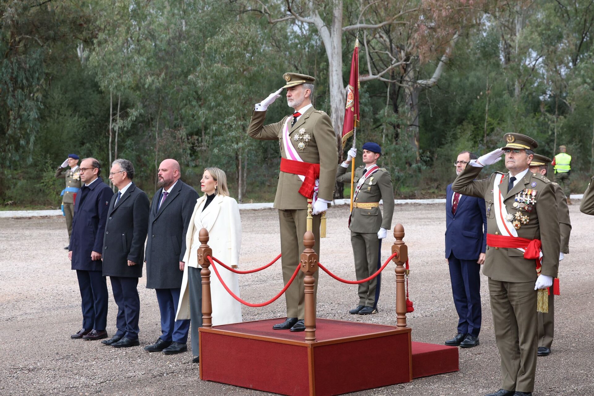 María Guardiola asiste al acto de jura de bandera presidido por el Rey en el Centro de Formación de Tropa nº1 en Cáceres