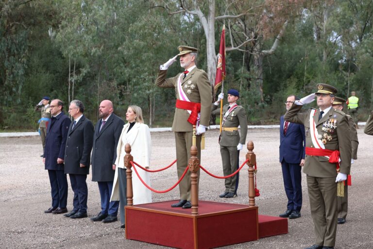 María Guardiola asiste al acto de jura de bandera presidido por el Rey en el Centro de Formación de Tropa nº1 en Cáceres