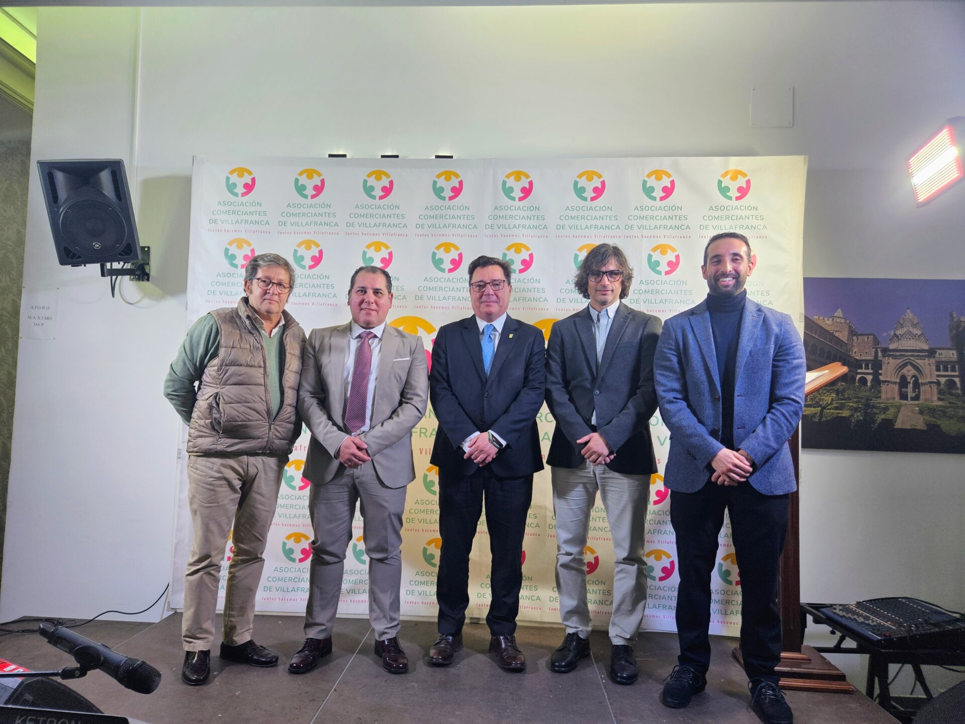 Santamaría reconoce el trabajo diario y el talento del comercio extremeño en el encuentro anual de comerciantes de Villafranca de los Barros