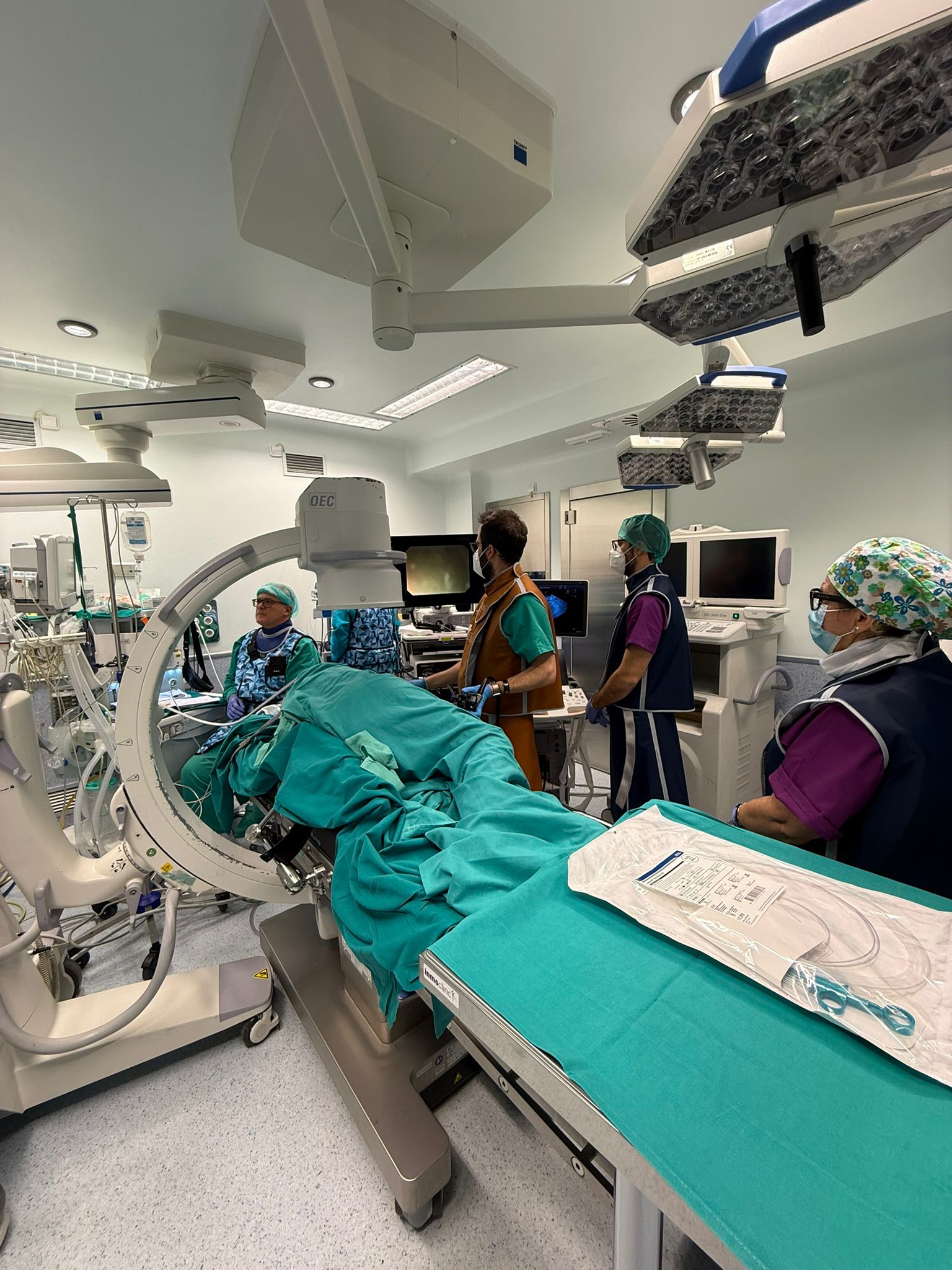 El Hospital Virgen del Puerto realiza un nuevo tratamiento que evita la cirugía en pacientes con problemas pancreáticos