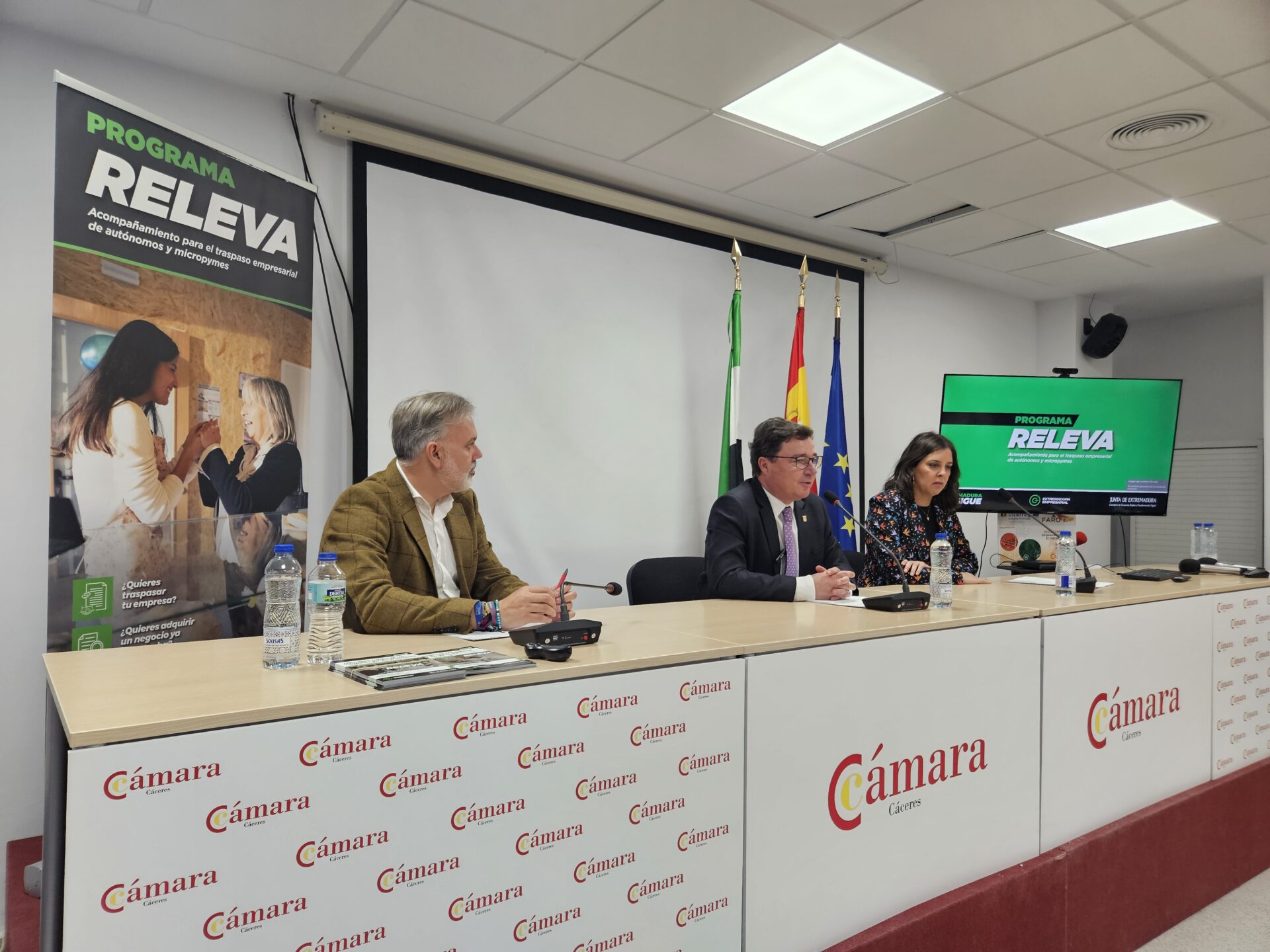Santamaría destaca que hay más de cincuenta inversores interesados en adquirir empresas en situación de relevo en Extremadura