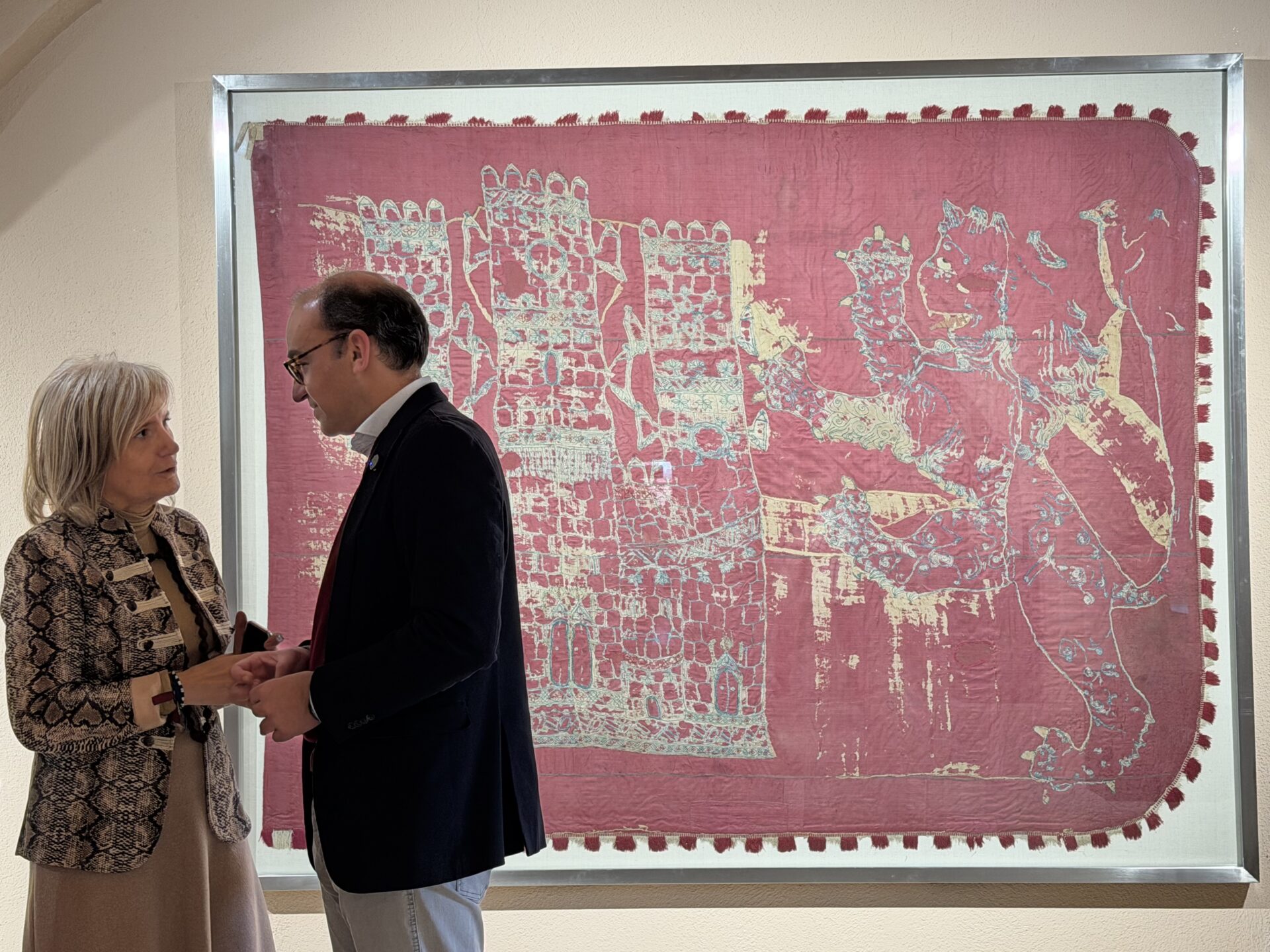 El Pendón de San Jorge ya se expone en el Museo de Cáceres como una de las piezas más valiosas del patrimonio extremeño