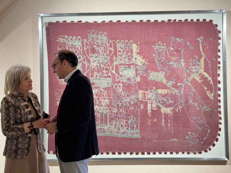 El Pendón de San Jorge ya se expone en el Museo de Cáceres como una de las piezas más valiosas del patrimonio extremeño