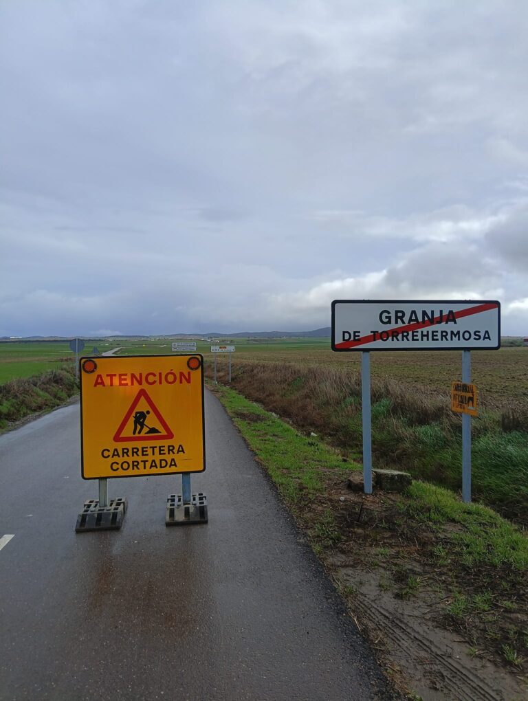 Corte de tráfico de la Carretera Provincial (BA-074) de Granja de Torrehermosa a la Aldea de Cuenca