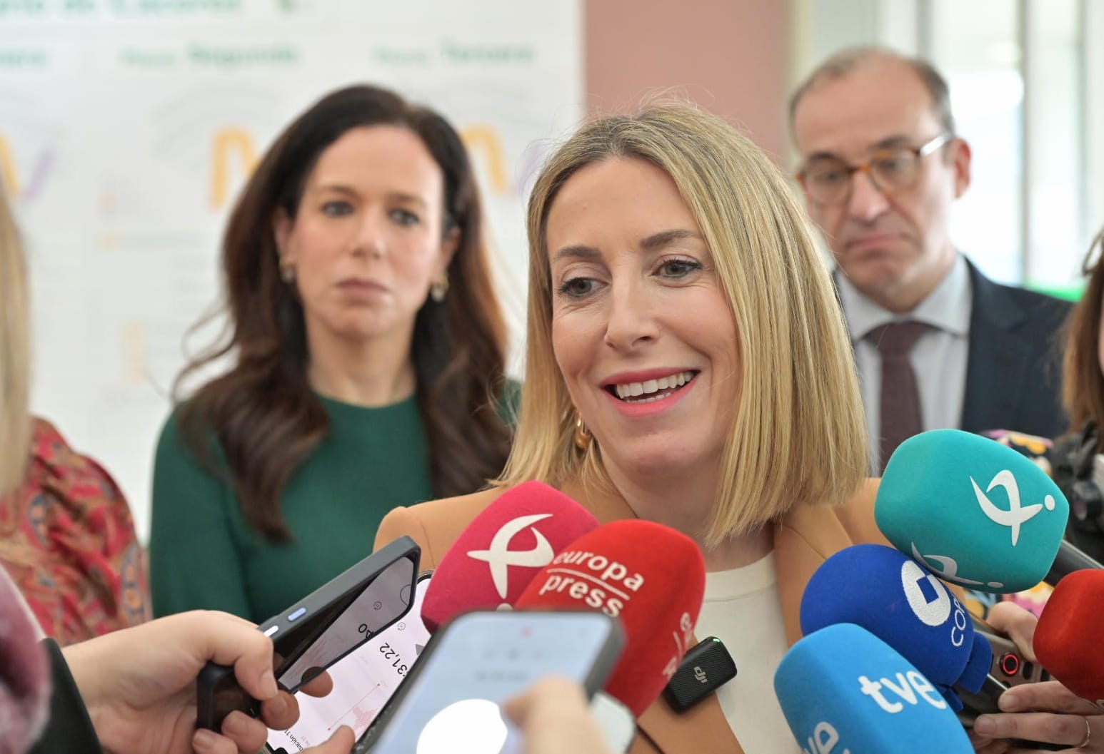 Guardiola visita el Hospital Universitario de Cáceres para conocer el nuevo servicio de medicina nuclear y la reapertura del de cirugía vascular