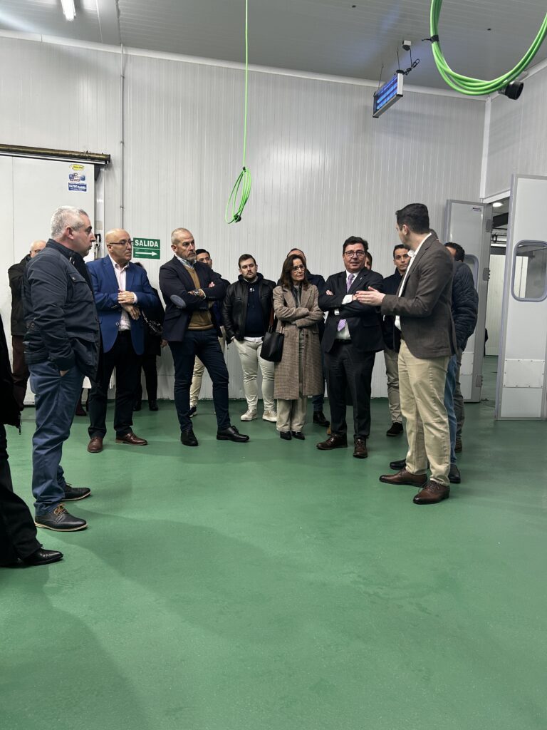 Santamaría destaca el legado de ochenta años de Pollos Román basados en el esfuerzo y la innovación, “un ejemplo claro de hacer más Extremadura”