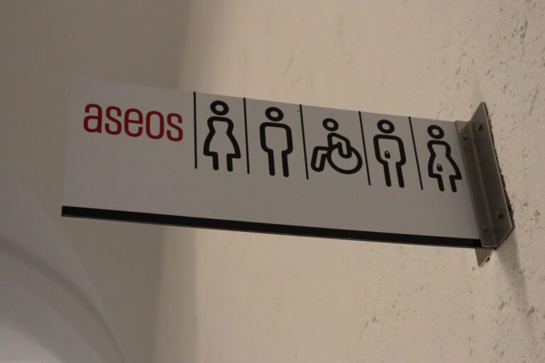 El Hospital Centro Vivo estrena dos aseos adaptados para personas con ostomía