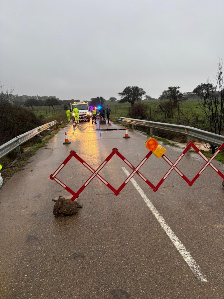 Corte de tráfico de la BA-049 de Castilblanco a Alía (L.P. Cáceres)