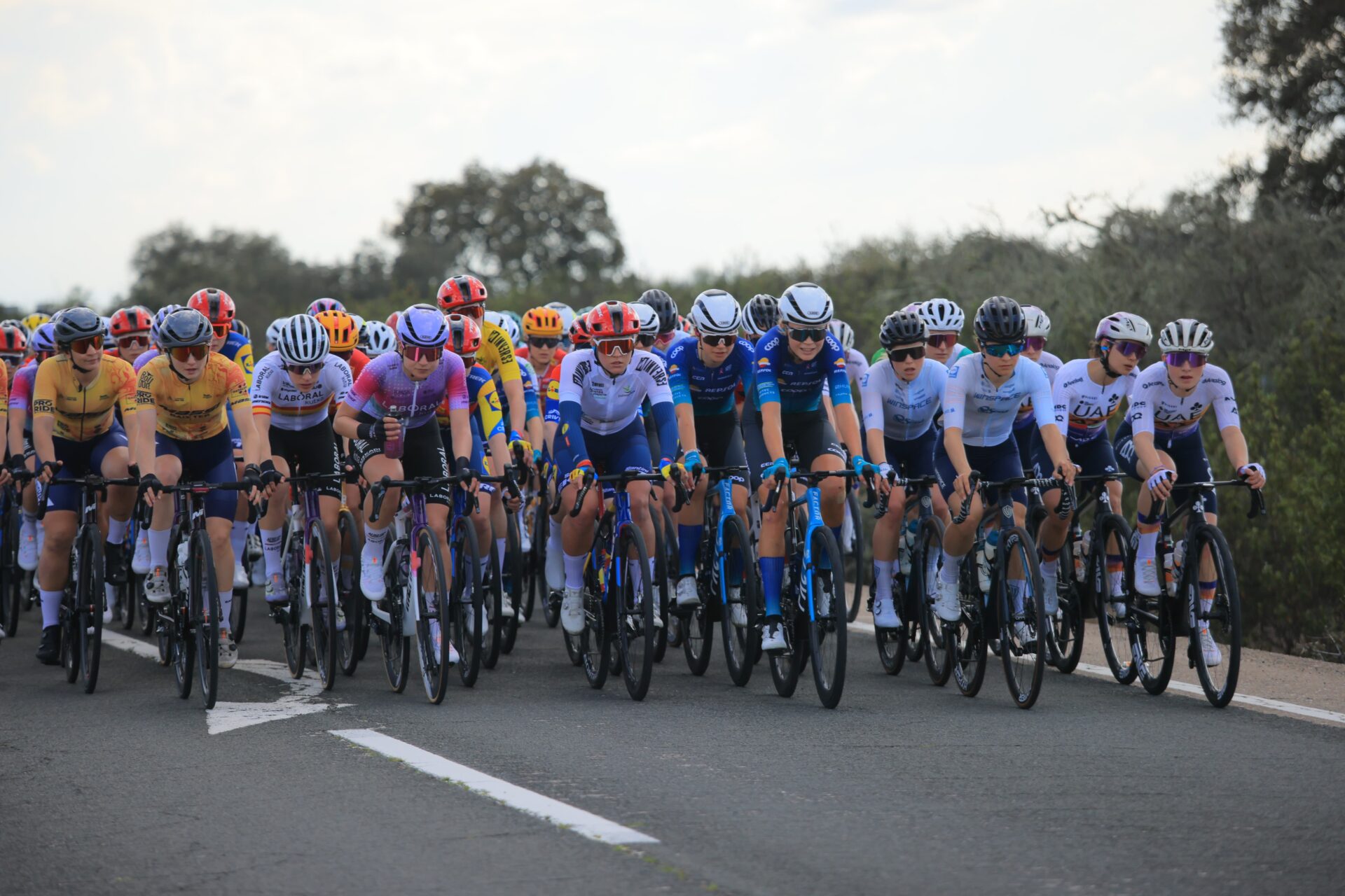 Nueve de los quince equipos participantes en la Vuelta Ciclista a Extremadura Femenina compiten en el Tour de Francia