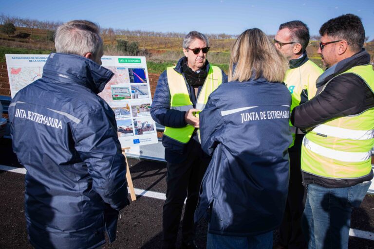 María Guardiola visita las obras de la EX105 entre Almendralejo y Aceuchal que finalizarán en marzo tras una inversión de casi 3 millones de euros