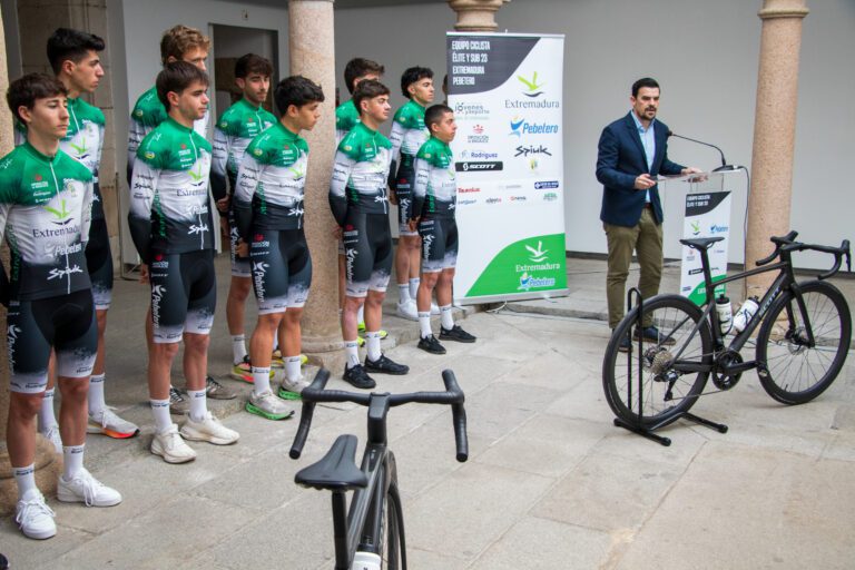 La Junta de Extremadura apoya al equipo ciclista Extremadura Pebetero con 60.000 euros para su temporada 2026