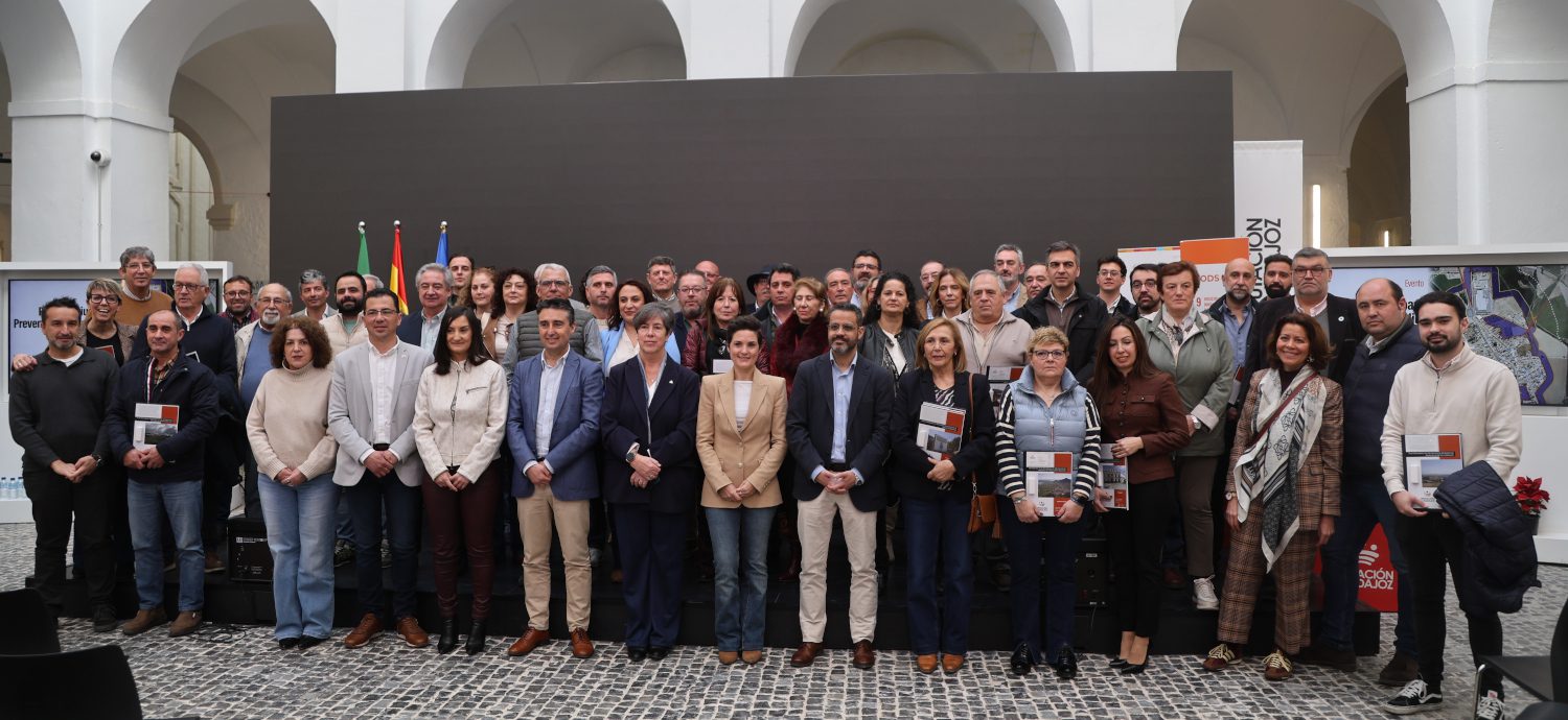 La Diputación de Badajoz entrega 113 Planes Periurbanos para reforzar la prevención de incendios en los municipios de la provincia