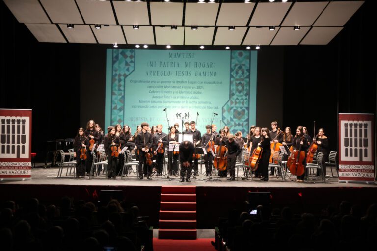 Los alumnos del ‘Juan Vázquez’ abrazan a las familias palestinas en un López de Ayala lleno