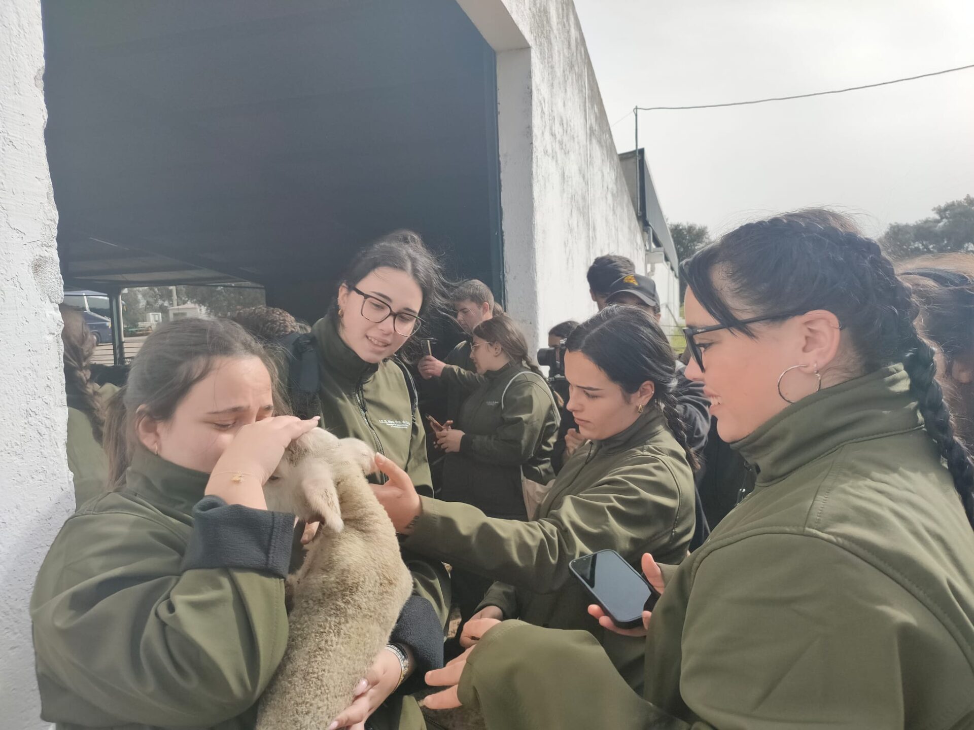 La Diputación de Badajoz impulsa la Educación Agropecuaria con la visita del IES Nuestra Señora de Bótoa a la Finca ‘La Cocosa’