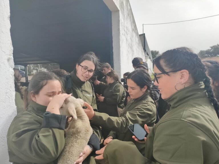 La Diputación de Badajoz impulsa la Educación Agropecuaria con la visita del IES Nuestra Señora de Bótoa a la Finca ‘La Cocosa’